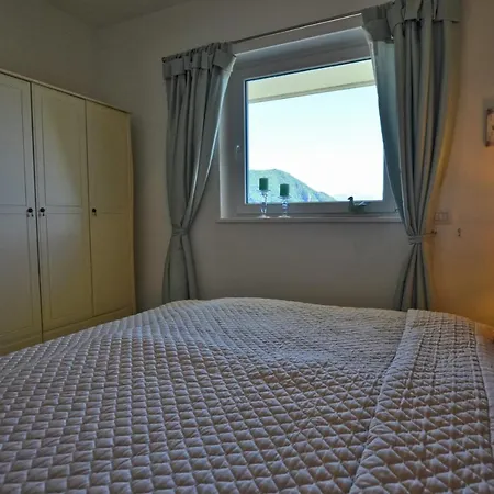 Apartment Felice Sul 2-bedroom Lakeview