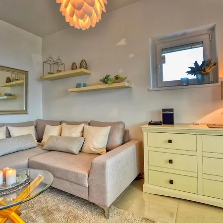 Felice Sul 2-bedroom Lakeview