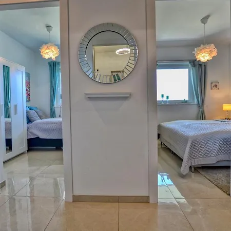 Felice Sul 2-bedroom Lakeview Apartment *