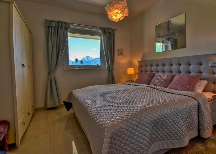 Lakeside Retreat Apartment